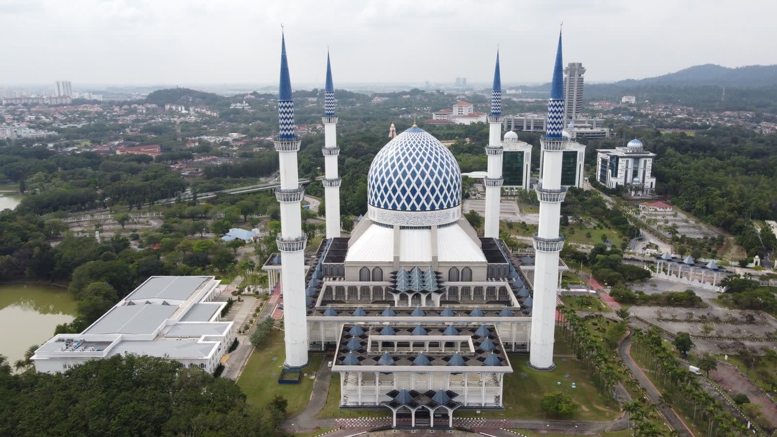 The Sultan Salahuddin Abdul Aziz Mosque in Shah Alam seen from the air